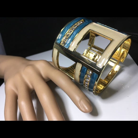 Jewelry - Picture 5 of 5